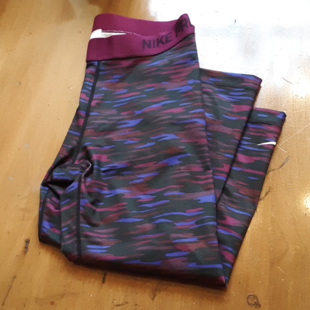 NWT Nike Pro women's exercise leggings size Large